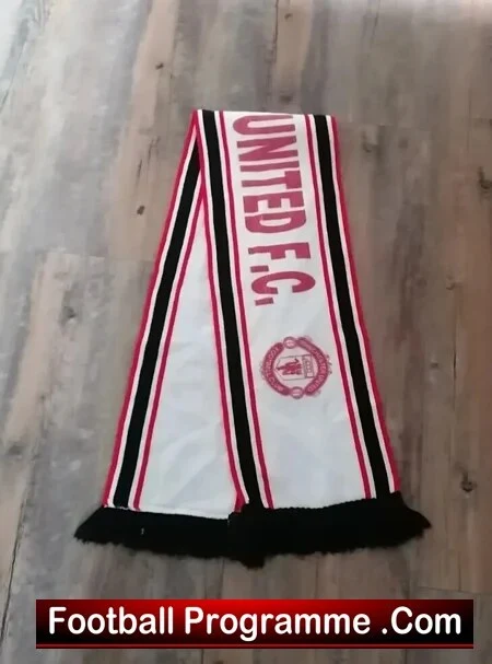 Manchester United Old Football Scarf - 13 - Red and Black - Image 3