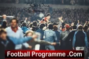 Manchester United Bryan Robson Autograph Signed Picture ECWC Barcelona 1984