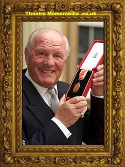 Boxing – Henry Cooper Signed Autograph British Boxer