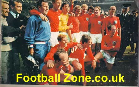 Daily Express 1966 World Cup Guide Magazine - 66 Triumph