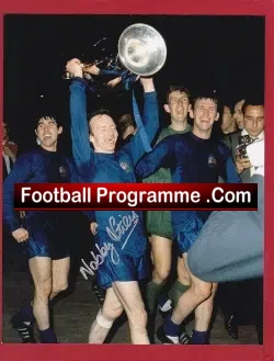 Manchester United Nobby Stiles Signed Photograph 1968 E Cup - football memorabilia