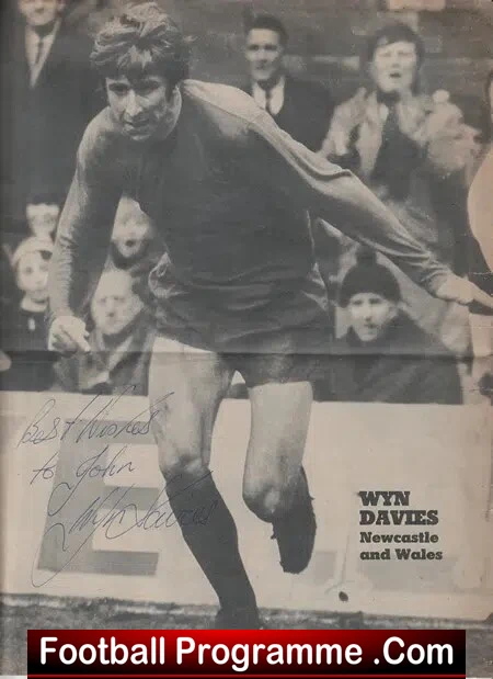 Newcastle United Wyn Davies Signed Autographed Picture 1970s