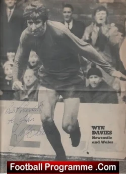 Newcastle United Wyn Davies Signed Autographed Picture 1970s
