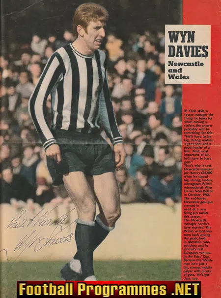 Newcastle United Wyn Davies Autograph Signed Picture 1970’s