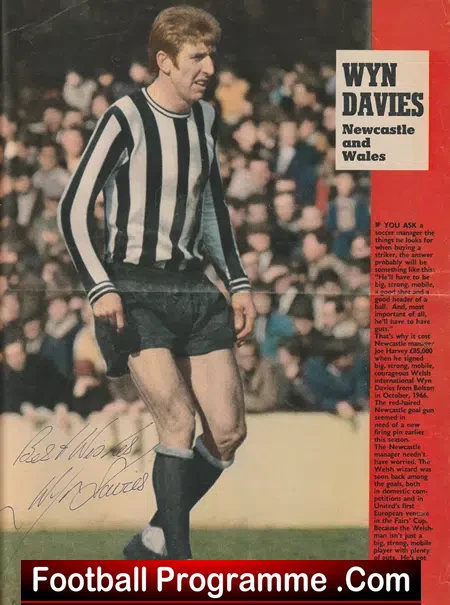 Newcastle United Wyn Davies Autograph Signed Picture 1970’s
